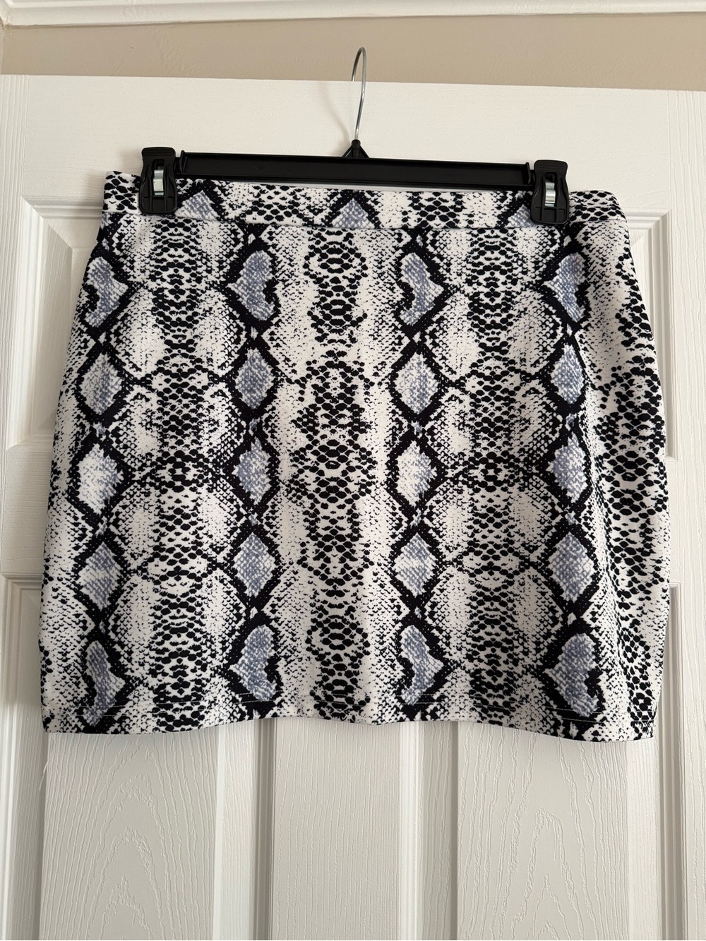 SHEIN Black & White Snake Print Mini Skirt